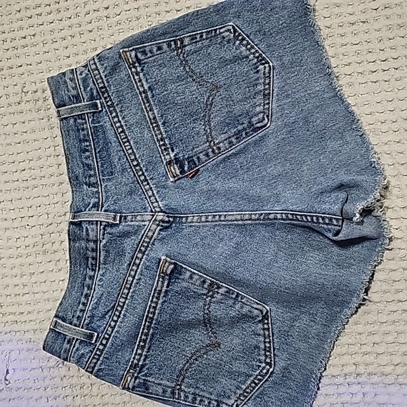 Levi's jeans shorts raw hem sz 32 - Picture 8 of 8